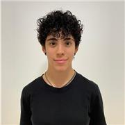 Chica joven con primaria eso bachillerato de ciencias y un grado superior